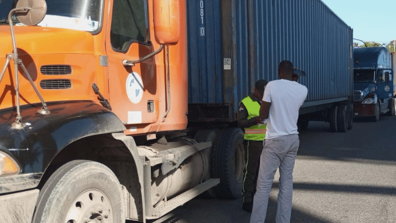 DIGESETT advierte a conductores de vehículos pesados acatar las restricciones de circulación en el malecón de Santo Domingo