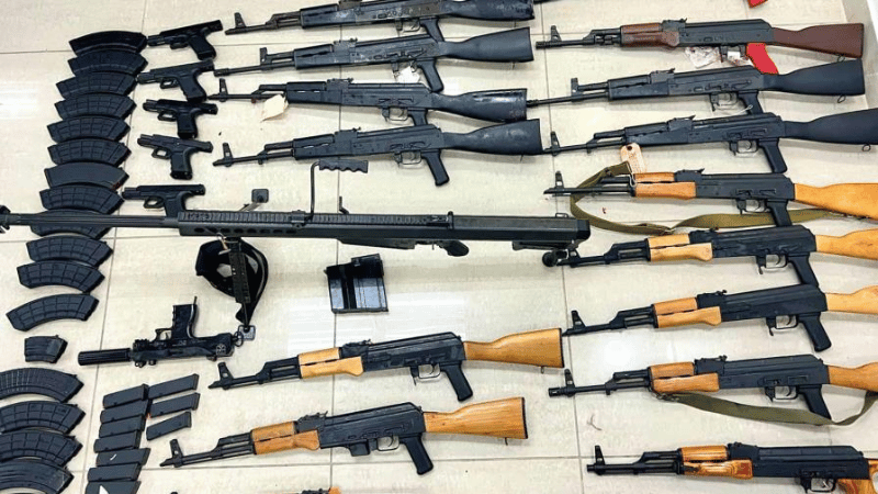 Decomisan arsenal de armas en empresa de transporte con destino a Haití