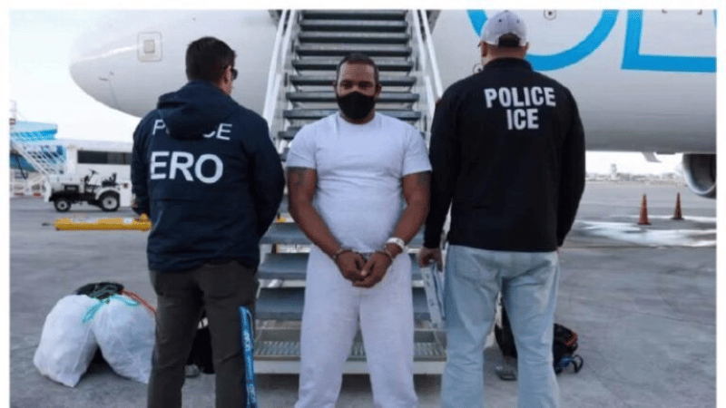 ICE Deporta a Ciudadano Dominicano Buscado por Tráfico de Personas