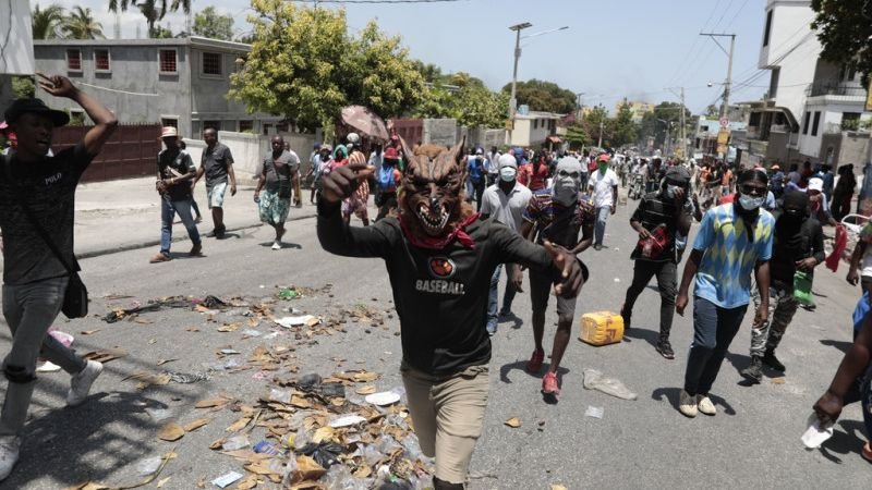 Terror sin freno en Haití: pandilleros incendian concesionario y atacan aviones