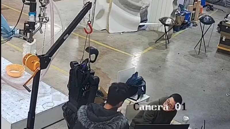 VIDEO – Robot de pruebas se descontrola y ataca a ingenieros en laboratorio de China