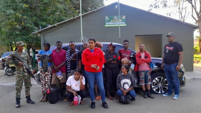 Miembros del Ejército arrestan a dos personas con 18 inmigrantes ilegales en operativos en Valverde y Dajabón