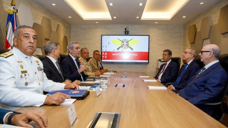 Presidente Abinader se reúne con expresidentes para definir postura común ante crisis haitiana