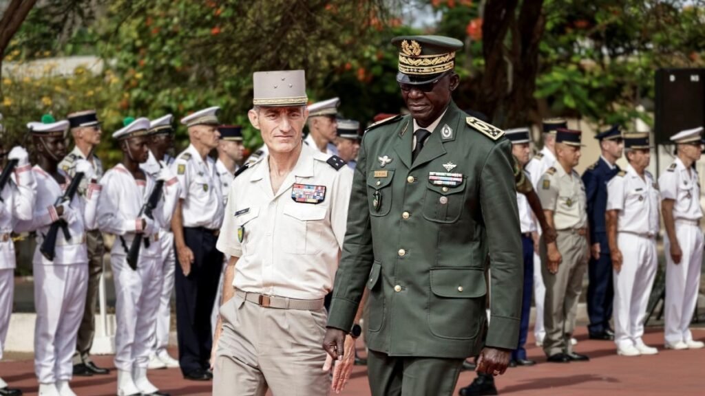 Francia concluye retirada militar y cierra base en Senegal