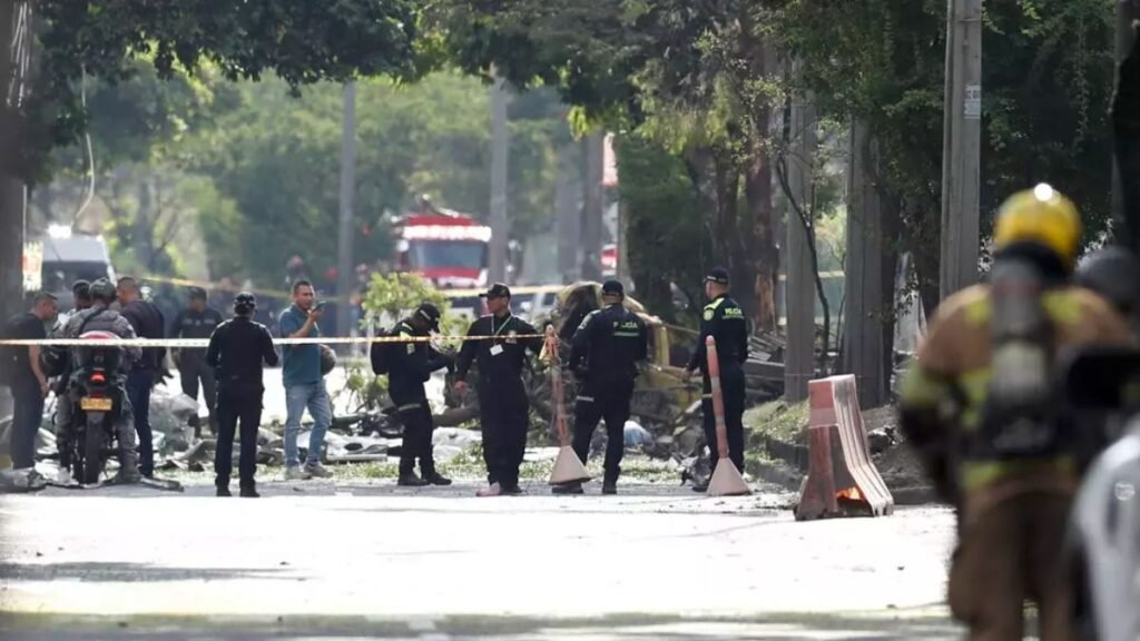 Atentado con camión bomba en base aérea de Colombia deja al menos cinco muertos