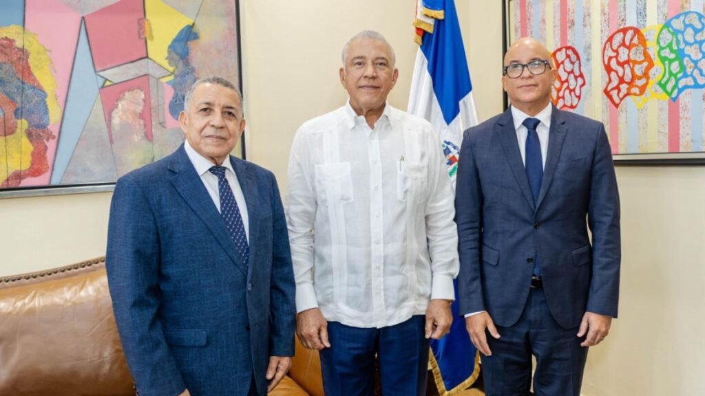 Ministro Andrés Bautista juramenta a Félix Reyna como nuevo líder de la Diecom