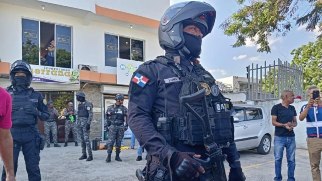 Fiscalía arresta a 11 agentes policiales por presunta implicación en muertes en Santiago