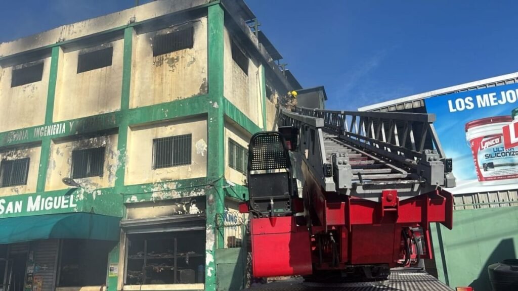 Incendio en Ferretería San Miguel mantiene a bomberos en labores tras más de 15 horas