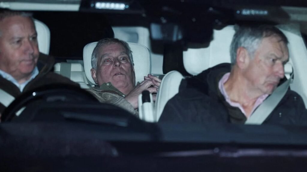 Policía mantiene registro en antigua residencia del príncipe Andrés por caso Epstein