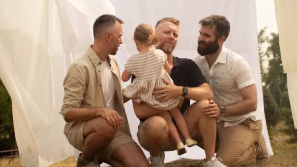 Canadá aprueba adopción histórica de niña de 3 años por una relación poliamorosa de tres hombres