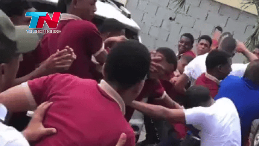 Video – Estudiante Dominicano y haitiano se van a los golpe en escuela publica.