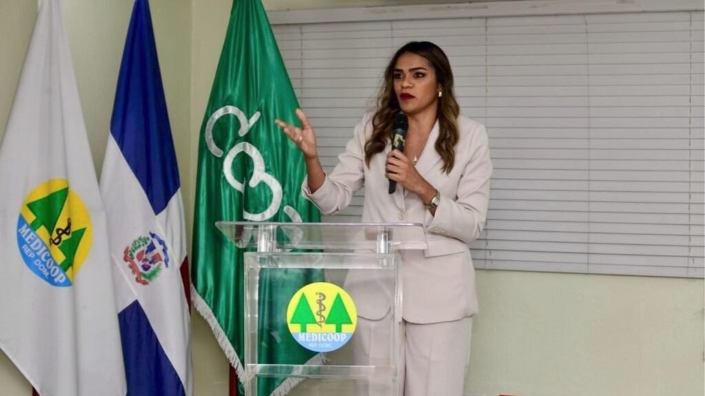 Dra. Arelys Massiel Quiñones presentó libro “Más allá de los excedentes”