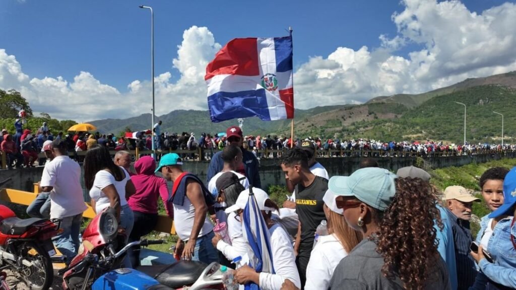 Multitud llega a la presa de Sabaneta en masiva marcha contra la minería en San Juan