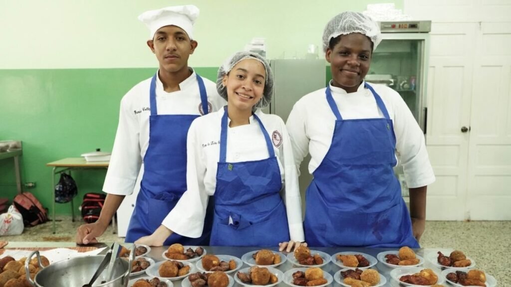 Educación destaca participación de más de 98 mil estudiantes en ferias de emprendimiento técnico profesional