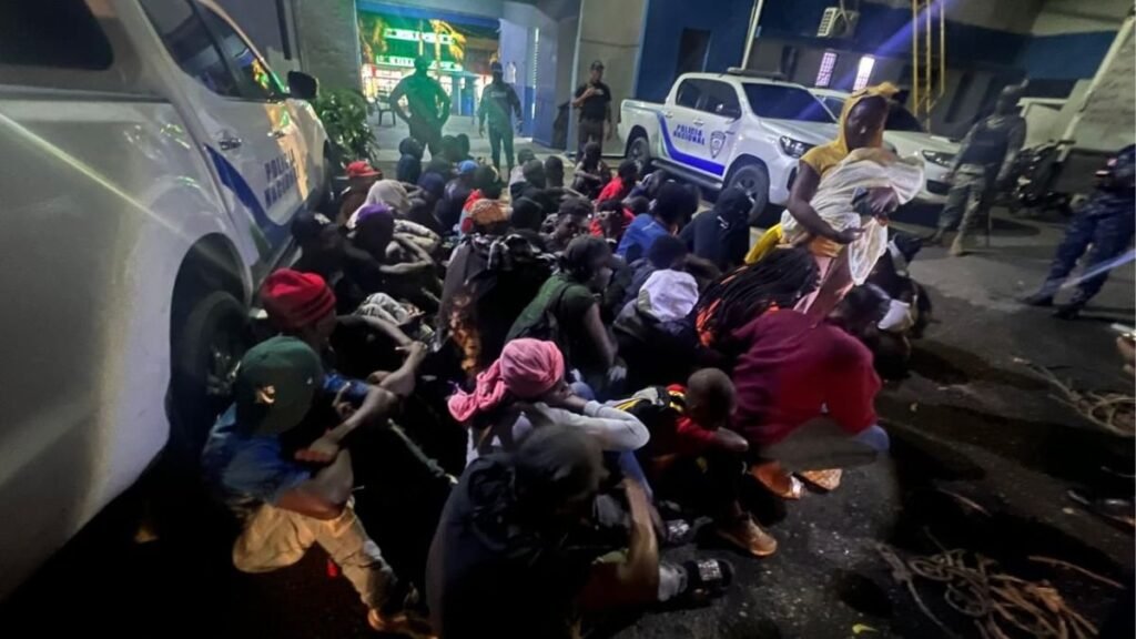 Interceptan camión con 44 haitianos indocumentados en operativo militar en Baní