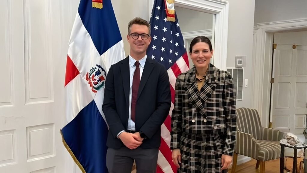 Embajadora dominicana impulsa inversiones en reunión con CEO de PriceSmart